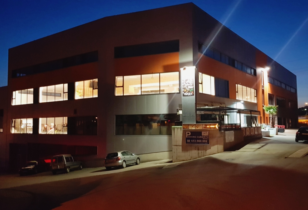 Vista de la fachada de noche